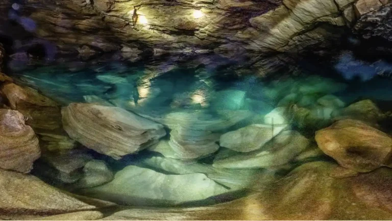 Nil Diya Pokuna - meaning the Pond with Blue Water is an underground pond in Ella.